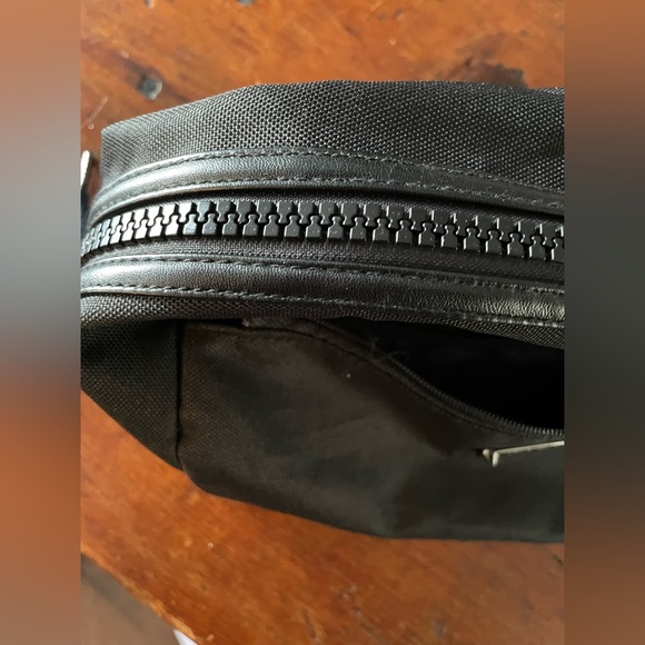 NICE “GIVENCHY PARFUMS” TOILETRIES BAG WITH DUAL POCKETS AND ZIPS CLEAN & MINT! - Picture 6 of 15
